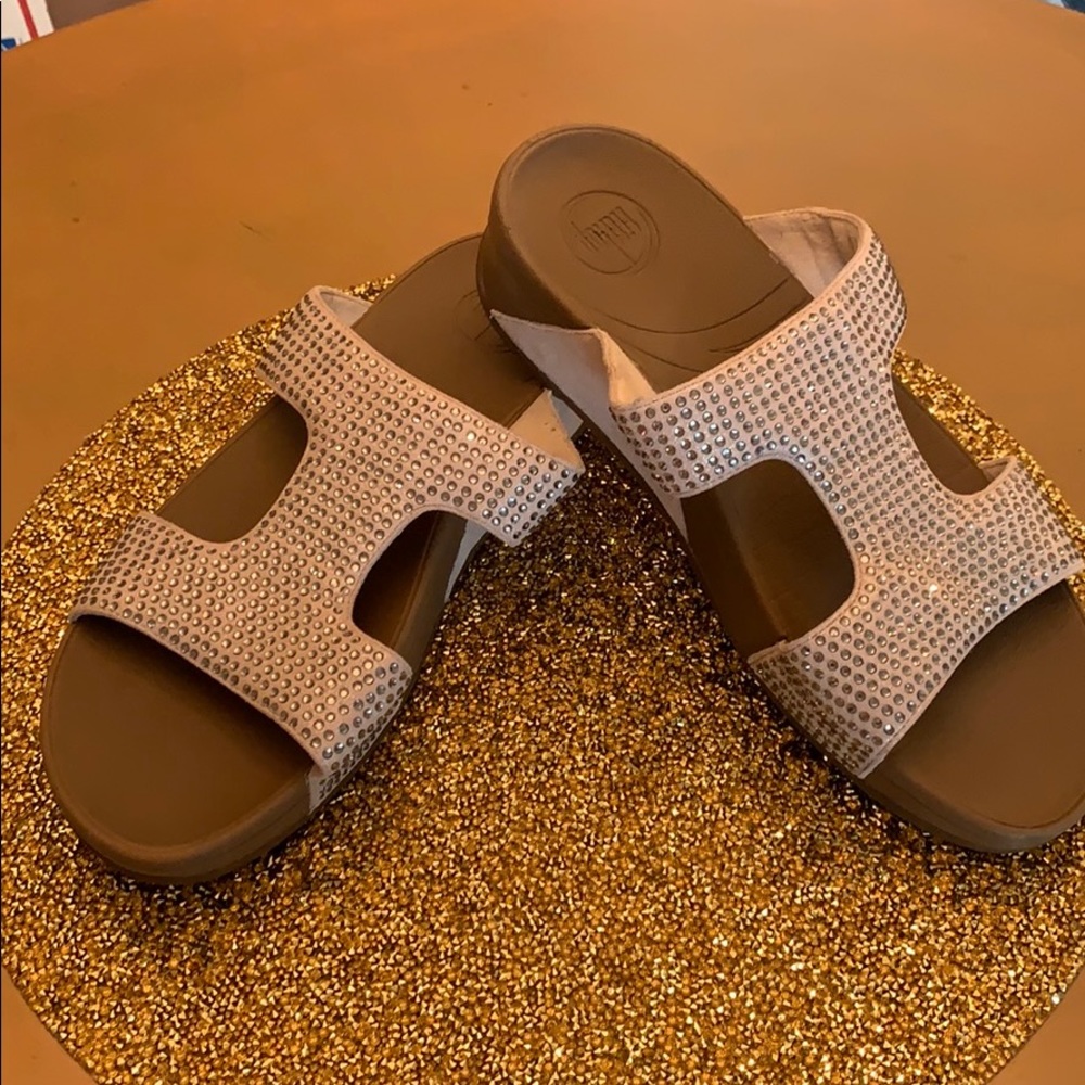 Fit flops Sandler’s very comfy